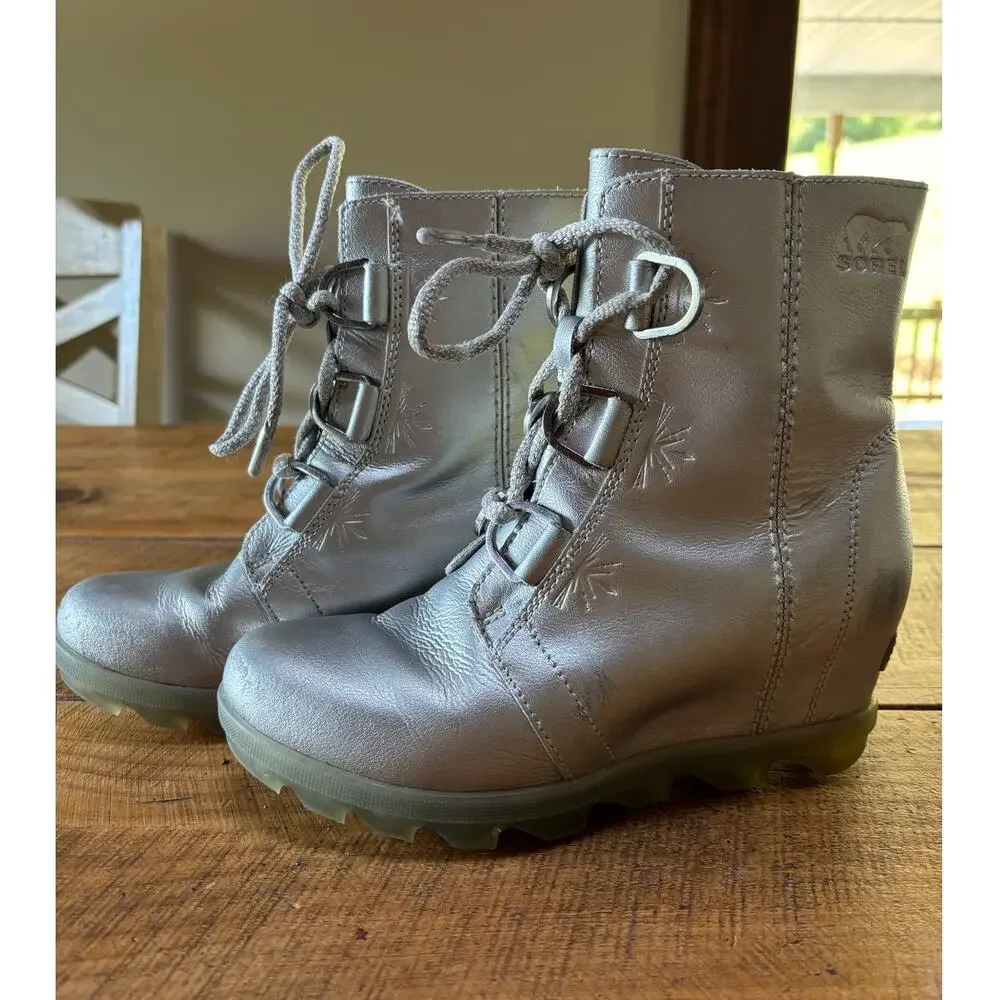 Sorel Joan of Arctic x Disney Frozen Wedge Boots Girls Size‎ 4 Silver Boots